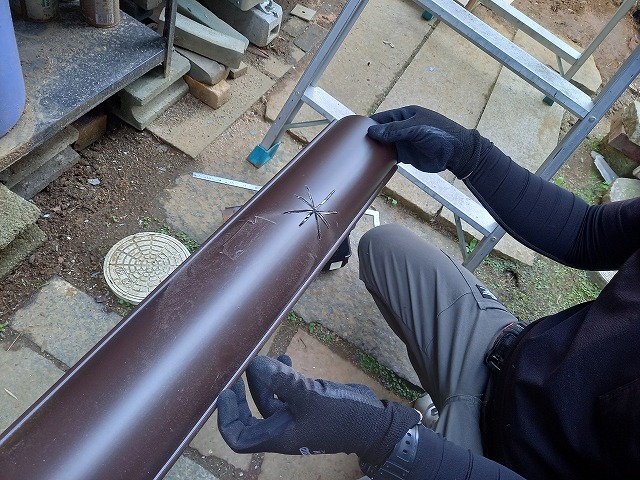 軒どいに穴を開ける